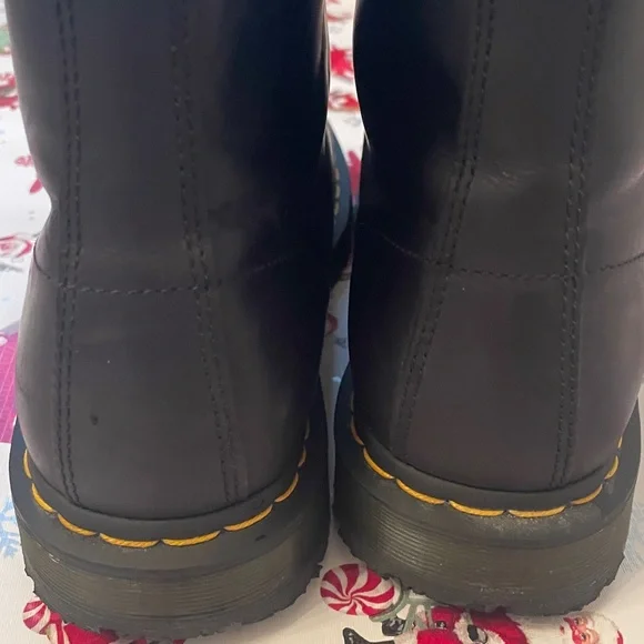 Dr Martens LIKE BRAND NEW!! Size 11 M
Smooth Black Leather Lace Up Boots - Picture 5 of 10
